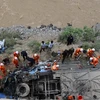 Cận cảnh vụ xe buýt du lịch rơi xuống vực ở Tây Tạng
