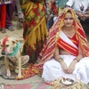 Cô gái 18 tuổi người Ấn Độ phải cưới... chó để tránh tai ương