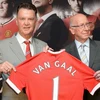 Bobby Charlton: Van Gaal đang có "cả thế giới dưới chân mình”