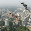 [Photo] Trình diễn nhảy dù Basejumping quốc tế ở Malaysia