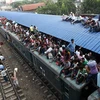 Hàng triệu người chen chúc trên các chuyến tàu để kịp dự lễ Eid