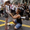 Màn cầu hôn lãng mạn giữa điểm biểu tình tại Hong Kong