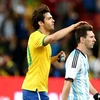 Lionel Messi khó chịu ra mặt trước hành động xoa đầu của Kaka