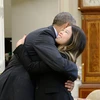 Tổng thống Mỹ Obama ôm thân tình nữ y tá gốc Việt Nina Phạm