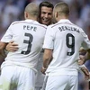 Ronaldo, Benzema giúp Real Madrid ngược dòng hạ gục Barcelona