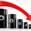 [Infographics] Giá dầu trên thị trường thế giới đang giảm xuống