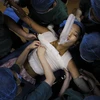 Nữ sinh viên Trung Quốc nâng vòng một để thi người mẫu ngực 