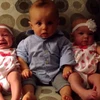Cậu bé 2 tuổi nghệt mặt khi nhìn thấy hai cô em gái sinh đôi