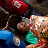 [Photo] Thân nhân hành khách AirAsia khóc ngất khi nhận hung tin