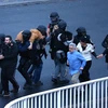 Pháp: Những con tin mưu trí thoát họng súng của khủng bố ra sao