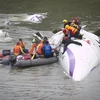Cận cảnh cứu hộ hành khách máy bay Đài Loan chìm dưới nước
