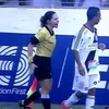 Nữ trọng tài nổi đóa ngay trên sân khi bị cầu thủ phản ứng