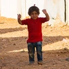 Lại một bé gái Syria khác “đầu hàng máy ảnh” vì tưởng là vũ khí