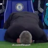 Mourinho đập đầu, khóc mếu máo sau pha bỏ lỡ của "bom tấn"