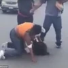 Chồng cổ vũ vợ đánh nhau giành chỗ đỗ xe ngay trước mặt các con