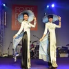 [Photo] Trình diễn thời trang áo dài Việt Nam tại thủ đô Paris