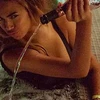 Người hâm mộ nổi đóa với clip Beyonce dốc rượu đắt giá vào bể bơi 