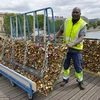 Tháo dỡ ổ khóa tình yêu trên cầu Pont des Arts. (Nguồn: Daily Mail)