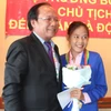 Bộ trưởng Hoàng Tuấn Anh trao lại huy chương vàng SEA Games 27 cho vận động viên đi bộ Nguyễn Thị Thanh Phúc. (Ảnh: Việt Hải-Lê Hải/Vietnam+)
