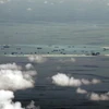 Tàu Trung Quốc cải tạo đất trái phép trên một rạn san hô ở Biển Đông. (Nguồn: Reuters)