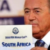 Nam Phi giành quyền đăng cai World Cup 2010.