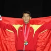 Diệp Ngọc Vũ Minh nhận huy chương vàng ở môn pencak silat. (Ảnh: Quốc Khánh/TTXVN)