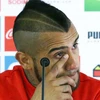 Tiền vệ Arturo Vidal khóc trong buổi họp báo. (Nguồn: espn)