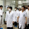 Bộ trưởng Bộ Y tế Nguyễn Thị Kim Tiến và đoàn giám sát tại Bệnh viện Bệnh Nhiệt đới Trung ương (Hà Nội). (Ảnh: Dương Ngọc/TTXVN)