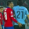 Hành động thô thiển của Gonzalo Jara với Cavani. (Nguồn: foxsports)