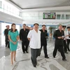 Nhà lãnh đạo Triều Tiên Kim Jong Un cùng vợ Ri Sol Ju thị sát nhà ga sân bay quốc tế Bình Nhưỡng. (Nguồn: Reuters)