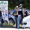 Cảnh sát Pháp phong tỏa lối vào Công ty thiết bị hàng không ở Saint-Quentin-Fallavier, gần Lyon. (Nguồn: AFP/TTXVN)
