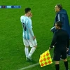 Messi đã có trao đổi nhanh với HLV Martino. (Nguồn: edukos)