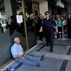 Cụ ông người Hy Lạp ngồi khóc sau khi không rút được tiền lương hưu. (Nguồn: AFP/Getty Images)