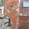 Một thiếu niên người Syria leo lên chiếc xe tải bọc thép, chuẩn bị kích nổ quả bom trên người. (Nguồn: Daily Mail)