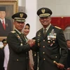 Tướng Gatot Nurmantyo (phải) chúc mừng Tham mưu trưởng lục quân Indonesia Mulyono. (Nguồn: cnnindonesia)