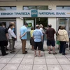 Người dân Hy Lạp xếp hàng dài trước ngân hàng. (Nguồn: Reuters)