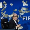 Chủ tịch FIFA Sepp Blatter bị ném tiền vào mặt. (Nguồn: AFP/Getty Images)