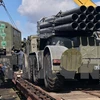 Binh sỹ Ukraine chất vũ khí lên tàu hỏa để chuyển khỏi thành phố Artemivsk thuộc khu vực Donetsk. (Nguồn: AFP/TTXVN)