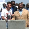 Lionel Messi và Thủ tướng Gabon Ali Bongo tại lễ khánh thành sân vận động quốc gia Gabon. (Nguồn: Reuters)