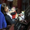 Nữ nghị sĩ Victoria Donda Perez cho con bú trong phiên họp. (Nguồn: Daily Mail)
