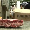Thịt đông lạnh tràn lan trên đường phố ờ Trung Quốc. (Nguồn: businessinsider)