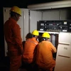 Công nhân Công ty Điện lực Quảng Ninh khẩn trương khắc phục sự cố tại các trạm biến áp để sớm cấp điện cho người dân. (Ảnh: Nguyễn Hoàng​/TTXVN)