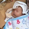 Bé trai bị bỏ rơi trong siêu thị ở Trung Quốc. (Nguồn: CCTV News)