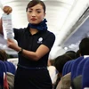 Nữ tiếp viên hướng dẫn hành khách trước mỗi chuyến bay. (Nguo62nL Reuters)