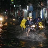 Tuyến đường Phạm Văn Hai(quận Tân Bình) gần kênh Nhiêu Lộc luôn luôn ngập sau mỗi cơn mưa. (Ảnh: Hoàng Hải​/TTXVN)