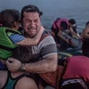 Những giọt nước mắt hạnh phúc trên gương mặt của người cha Syria khi ghì chặt con trai và con gái của mình vào lòng đã gây xúc động. (Nguồn: Mirror)
