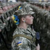 Cuộc diễu binh năm nay ở Ukraine chỉ có binh lính bồng súng trường. (Nguồn: Reuters)
