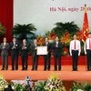 Thủ tướng Nguyễn Tấn Dũng trao tặng Huân chương độc lập hạng Nhất của Chủ tịch cho Văn phòng Chính phủ. (Ảnh: Đức Tám​/TTXVN) 