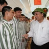 Phó Thủ tướng Nguyễn Xuân Phúc kiểm tra công tác đặc xá tại Đồng Nai. (Ảnh: Sỹ Tuyên/TTXVN)