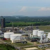 Khu bể chứa sản phẩm của Nhà máy lọc dầu Dung Quất. (Ảnh: Huy Hùng​/TTXVN)